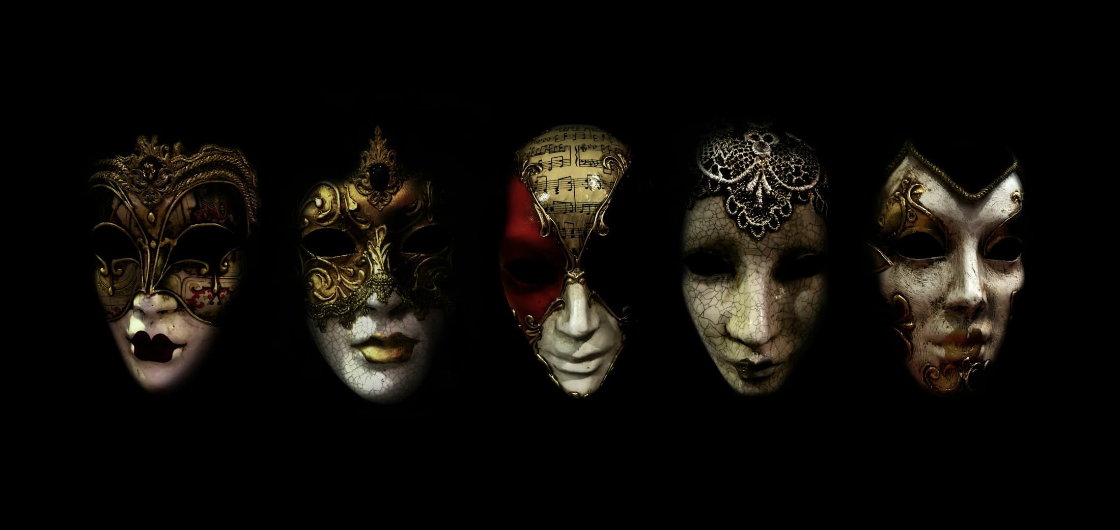 Fileira de máscaras venezianas sobre fundo preto